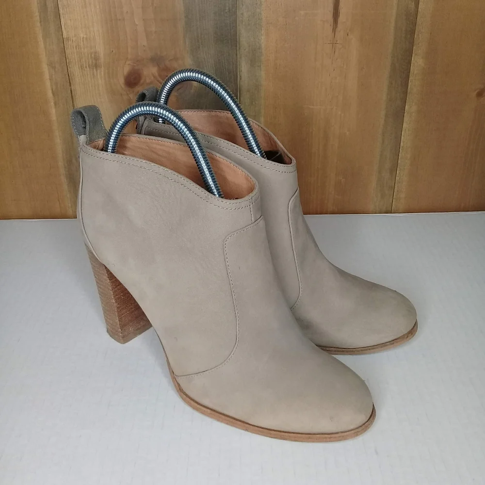 Louise et Cie Stacie Taupe Tan Suede Stacked Hee Pull On Bootie Sz 8.5